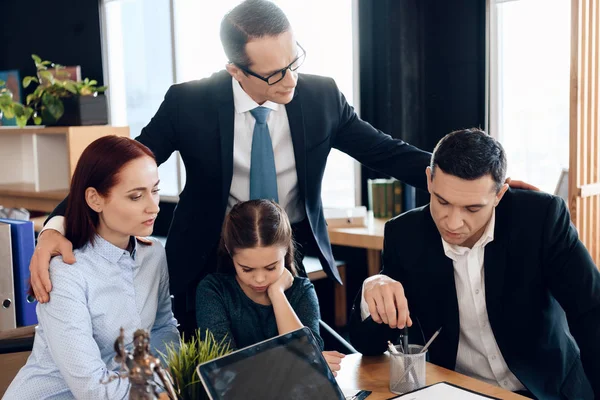 Spotkanie przedsiębiorców dyskutujących o strategii biznesowej